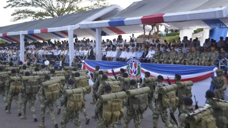 Pte y Vice pta encabezan desfile del 160 aniversario de la Restauración