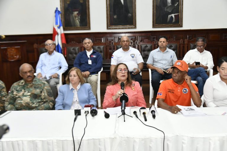 Gobernadora Rosa Santos y la Defensa Civil activan entidades de Santiago ante el paso de la tormenta Franklin