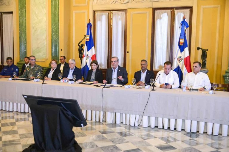 Gobierno decreta no laborable desde medio día de hoy y completo mañana
