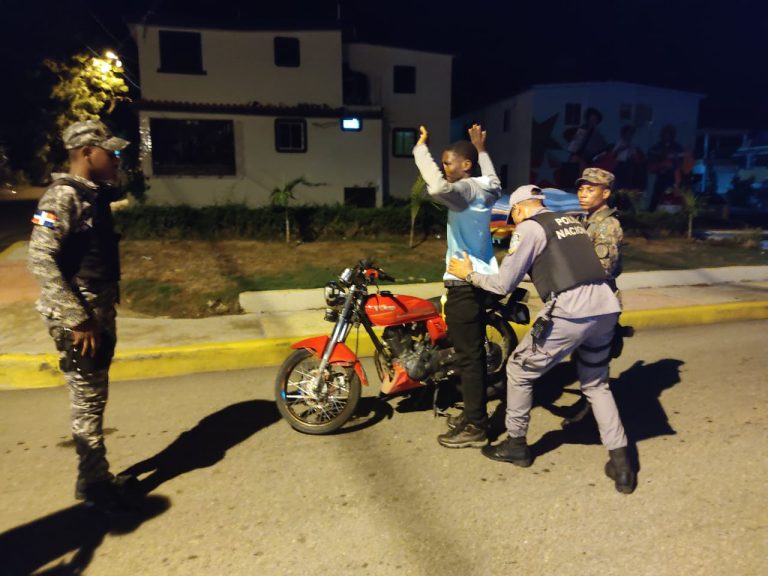 Apresan 4 personas, ocupan arma de fuego, motocicletas, armas blancas