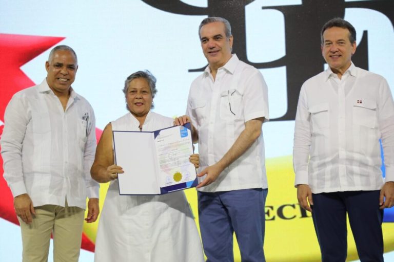 Presidente Abinader entrega más de 300 títulos de propiedad