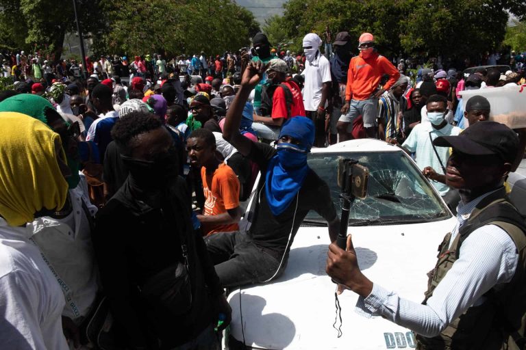 Contra la inseguridad miles de haitianos salen a la calle a  protestar