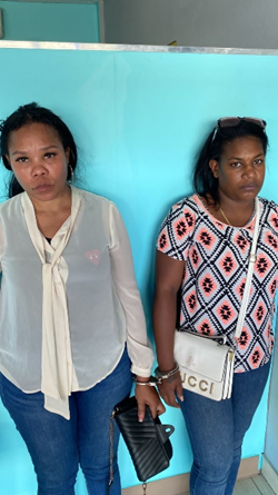 Apresan dos mujeres por robo de pertenencia a una general retirada de la Policía Nacional