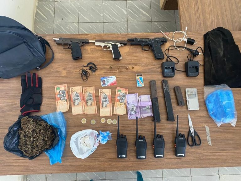 Detienen una persona con 203.3 gramos presunta droga; ocupan 3 armas de fuego ilegales