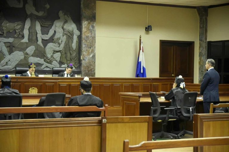 Corte permite a Jean Alain Rodríguez trabajar en su oficina dos días  a la semana