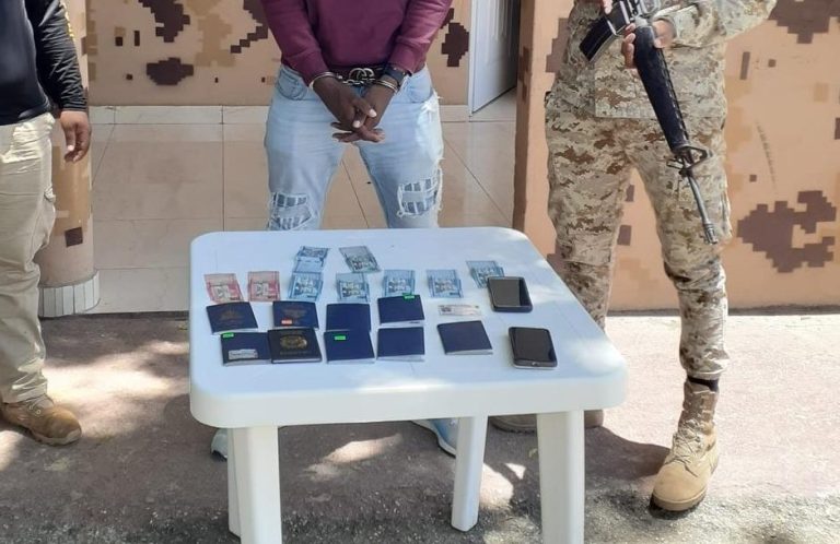 Apresan  dominicano con nueve pasaportes haitianos