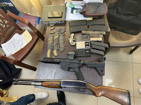 Apresan tres individuos tras ocuparles fusil, escopeta y decenas  de municiones