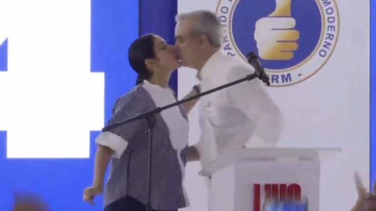 Primera dama sorprende con beso al presidente Abinader