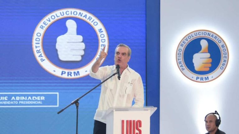 Pte Abinader afirma: «Hacia atrás está la oscuridad, la corrupción, la opacidad»