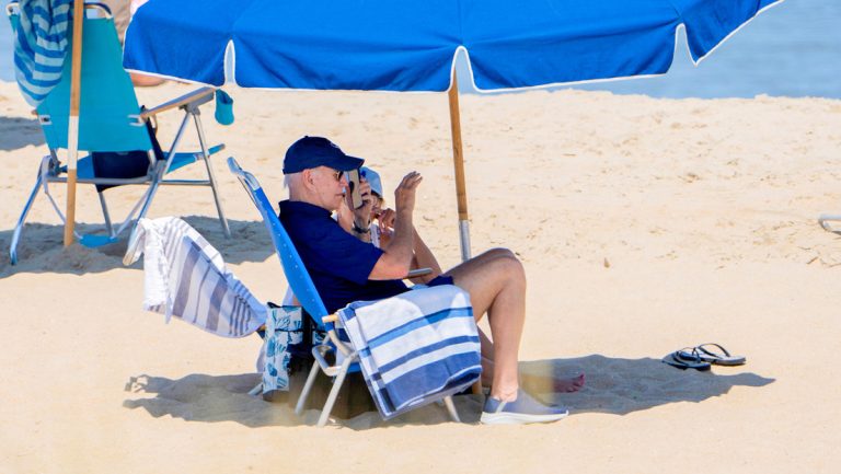 Denuncian Pte. de Estados Unidos Biden ha pasado 40% de mandato de vacaciones