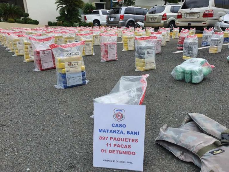 APRESAN VARIOS LIGAN A DECOMISO DE 897 PAQUETES DE COCAINA