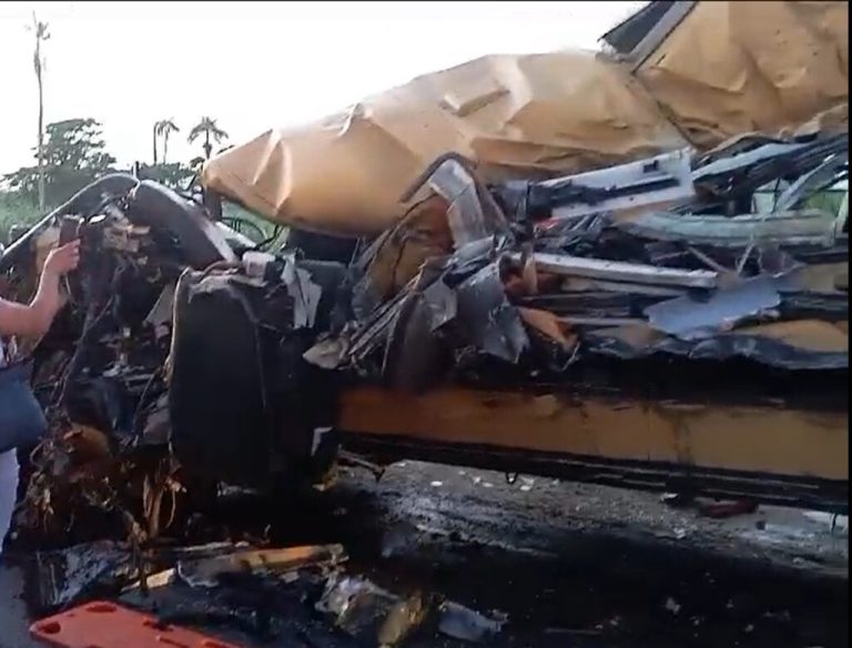 Identifican ocho de nueve muertos por accidente de dos autobuses