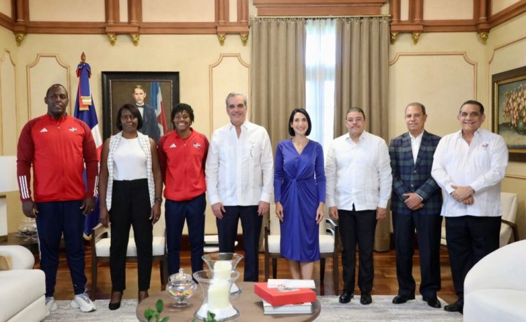 Pte Abinader recibe visita de la campeona en los 400 metros planos de atletismo