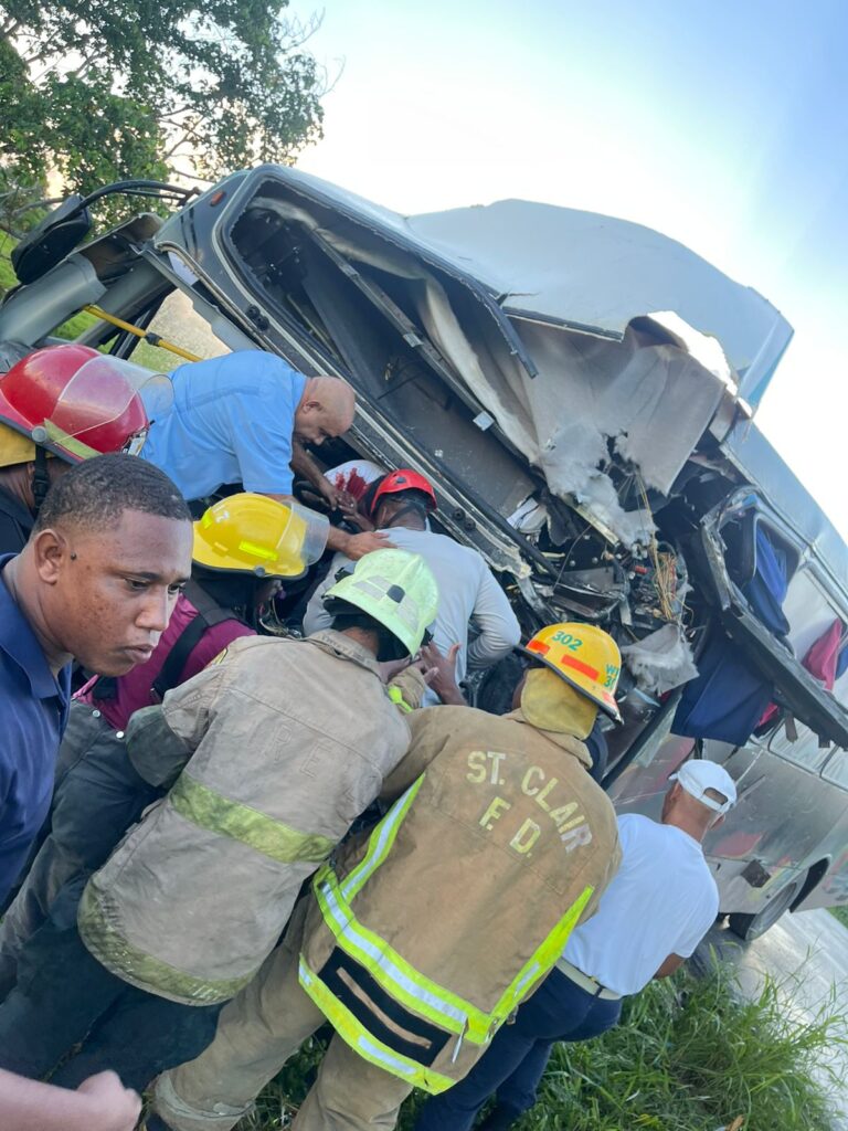 Tres muertos y 17 heridos en accidente entre dos autobuses