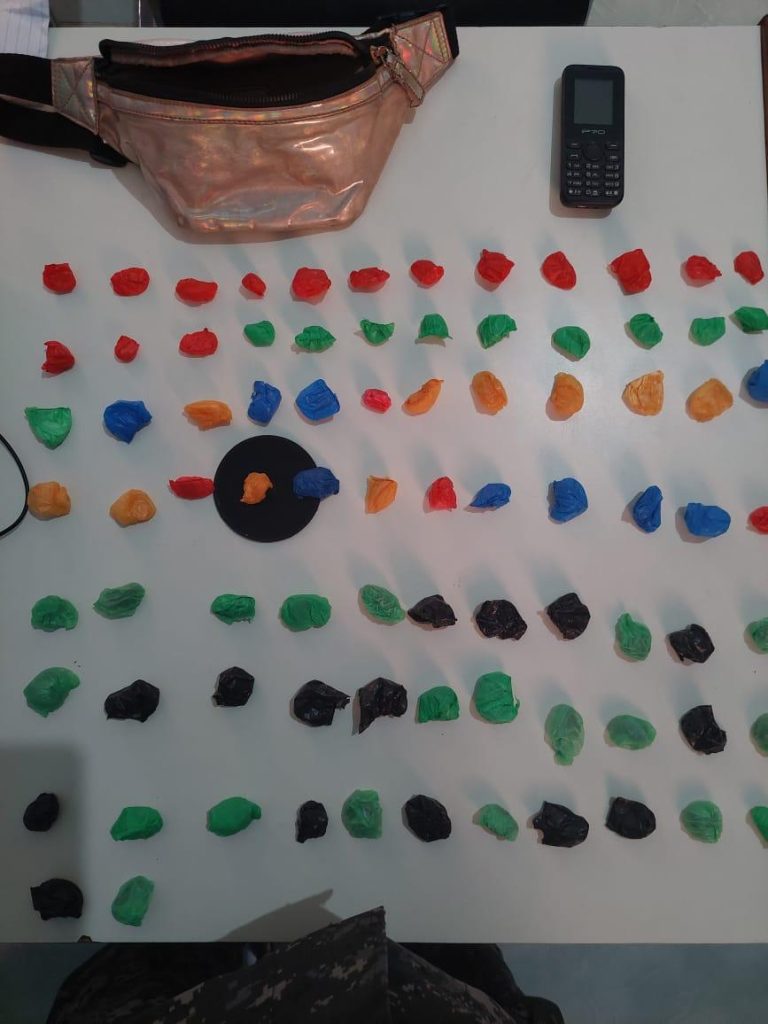 Desmantelan punto de droga y ocupan sustancias controladas