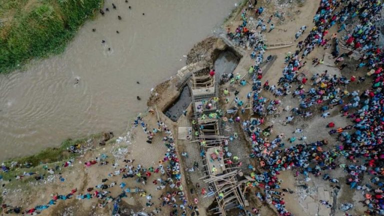 Campesinos haitianos reciben miles de dólares para costruir canal en río Masacre