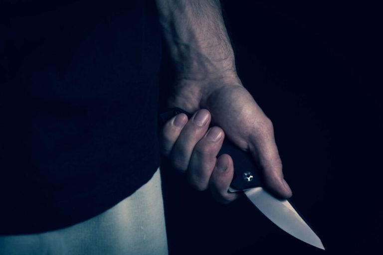 Hombre  hiere a cuchilladas a su ex mujer