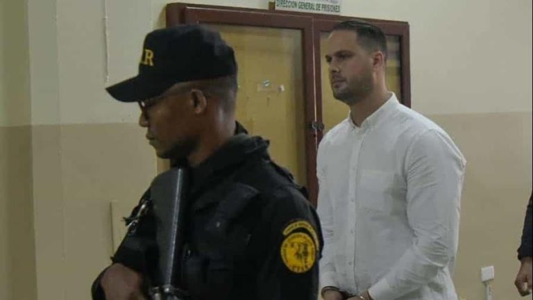 Queda en libertad cubano que golpeó a un agente de la Digesett