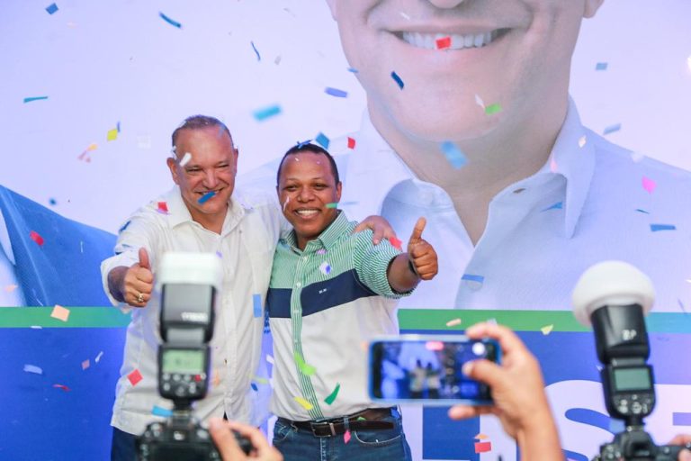 Partido País Posible proclama a Ulises Rodríguez como su candidato a alcalde por Santiago
