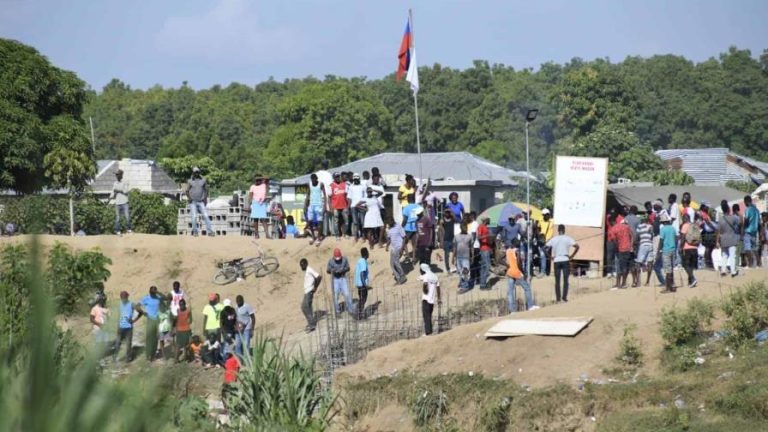 Haitianos avanzan construcción de canal