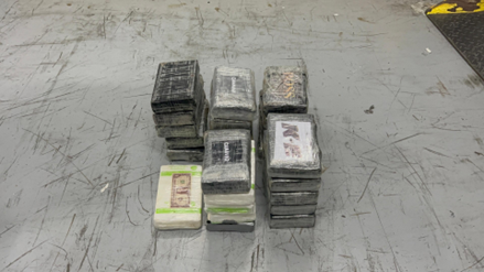 Ocupan  26 paquetes de cocaína escondidos en nevera de contenedor