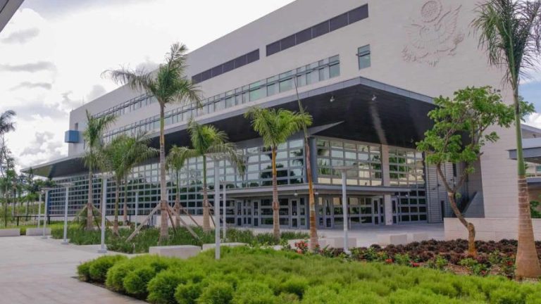 Por presentar documentos falsos apresan en la Embajada de EE.UU. a 22 deportistas dominicanos