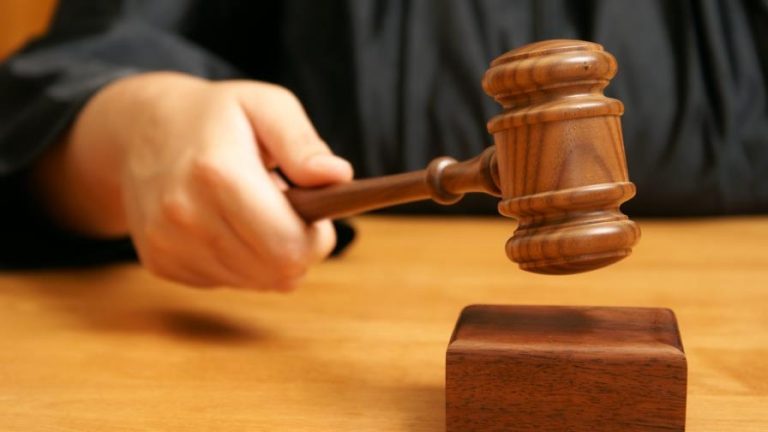 Imponen garantía  de RD$50 mil a joven mató su padre