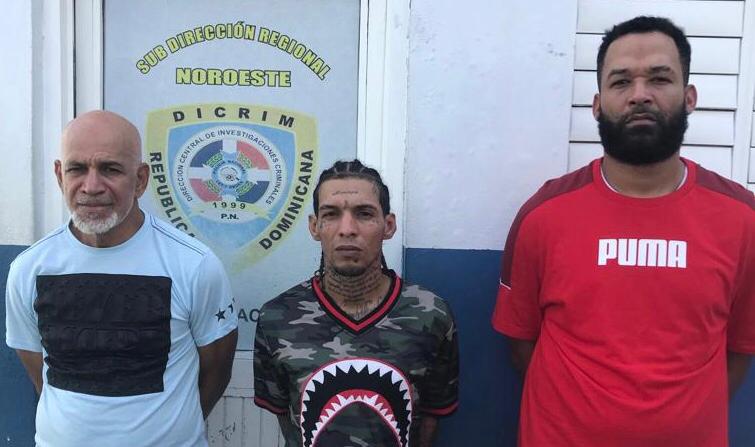 Apresan  tres personas con dos pistolas ilegales y RD$38,900 pesos
