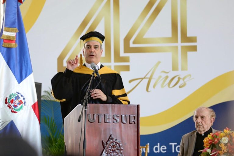 Luis Abinader recibe Título Doctor Honoris Causa en Políticas Públicas