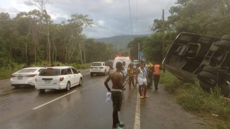 Veinte heridos al volcarse autobús de pasajeros