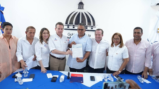Gobierno entrega más de 54 millones de pesos a comerciantes y detallistas  de Dajabón y Pedernales