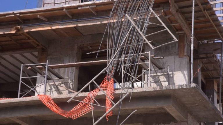 Muere obrero al ser aplastado por una columna en edificio en construcción