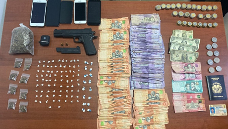 Apresan hombre  y le ocupan drogas, pistola de juguete y dinero en efectivo