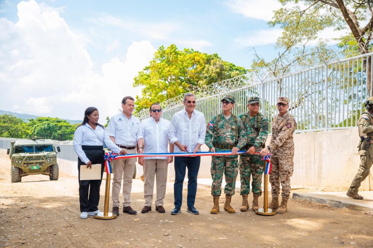 Abinader entrega primer tramo de verja fronteriza en Elías Piña