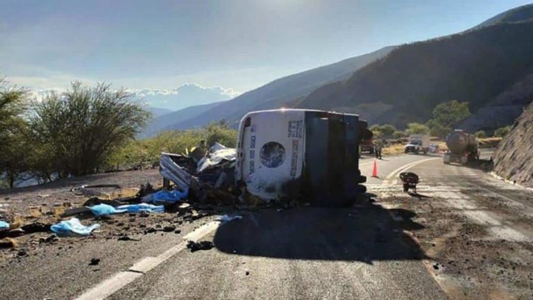 Al volcarse autobus mueren 18 migrantes de Venezuela y Haití