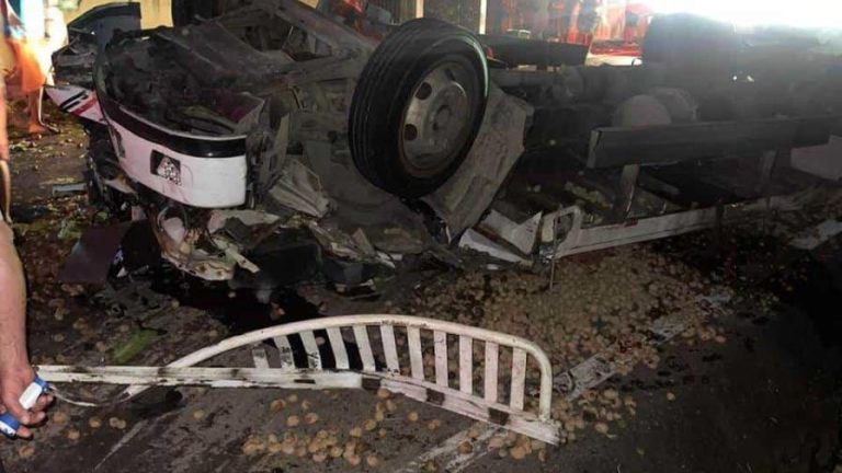 Mueren tres al volcarse camión cargado de vegetales