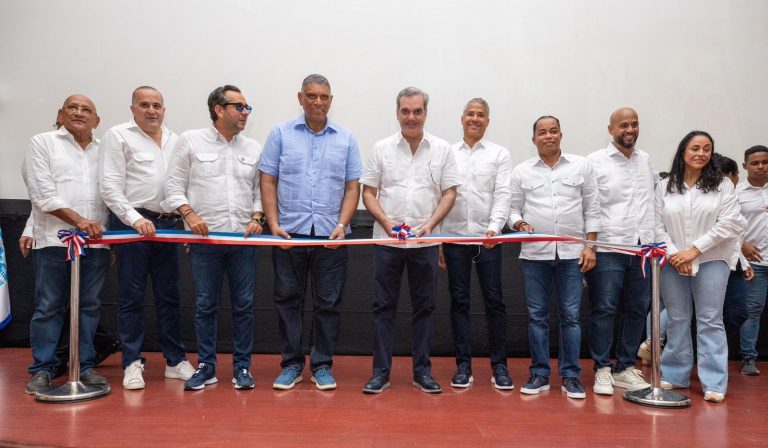Presidente Abinader inaugura proyecto eléctrico en María Trinidad Sánchez