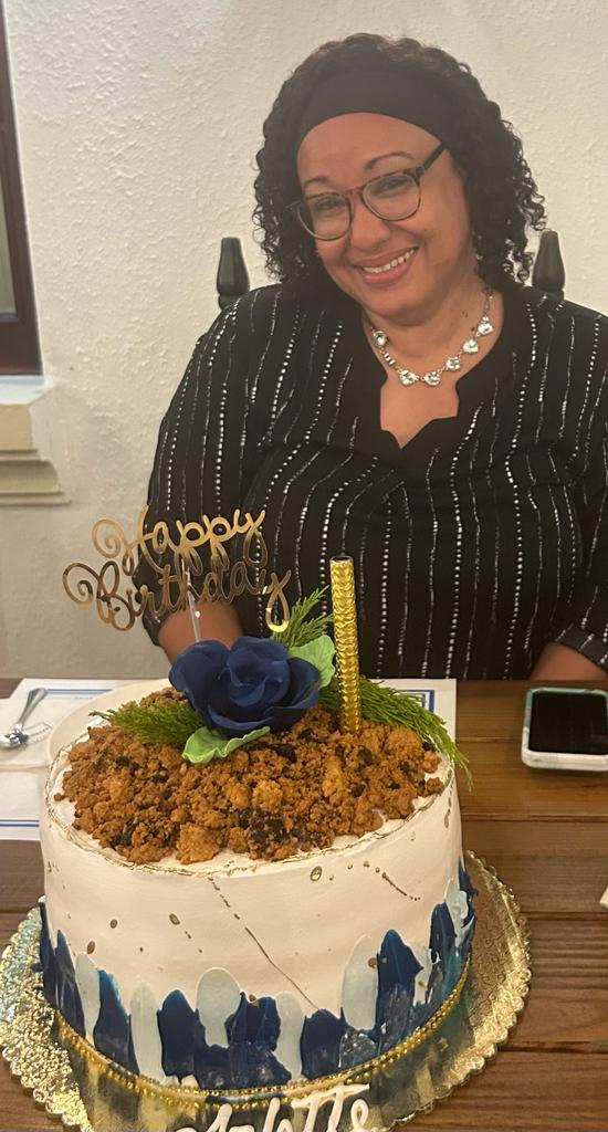 Arlette González celebro su nuevo año de vida con Dios y hermanas