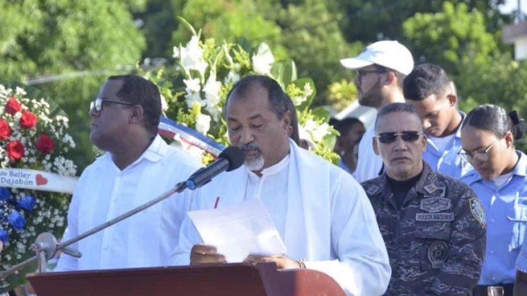 Sacerdote implora a Dios para que termine impase comercial en la frontera