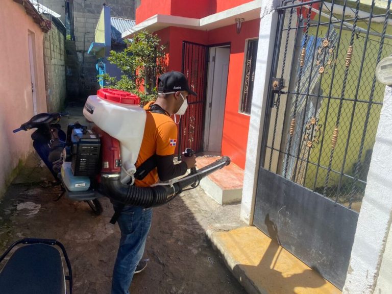 Continúan operativos contra el dengue