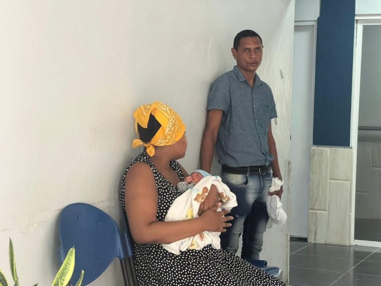 Madre denuncio dio a luz mellizos y solo le entregan un bebé