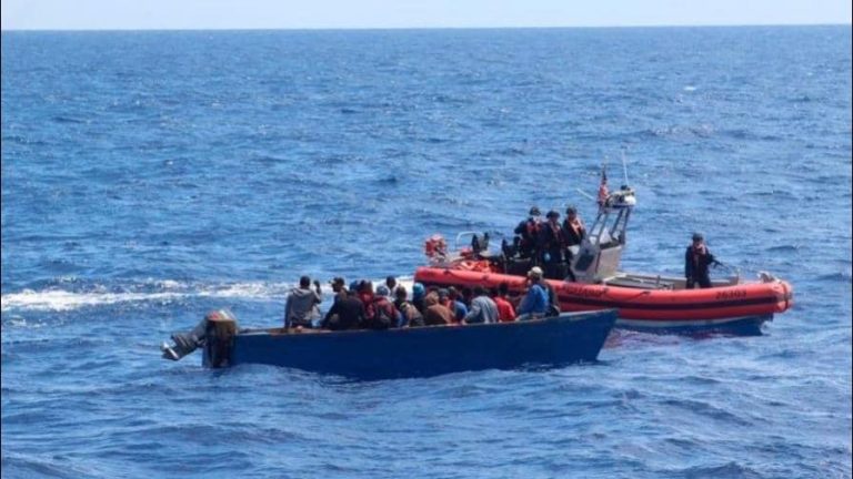 Repatrian 89 dominicanos apresados en el canal de la Mona
