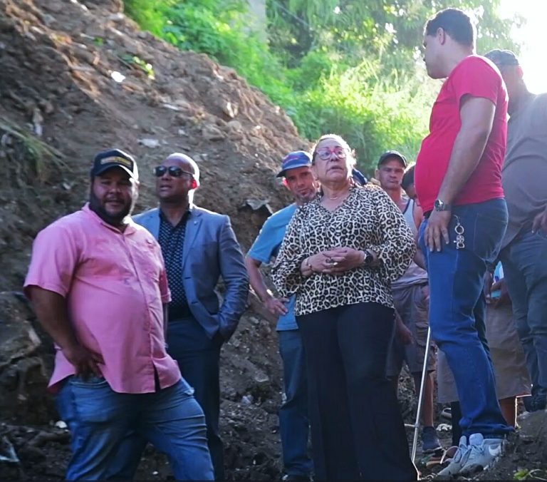Gobernadora  supervisa limpieza de laguna  en el sector Las Siete Casas