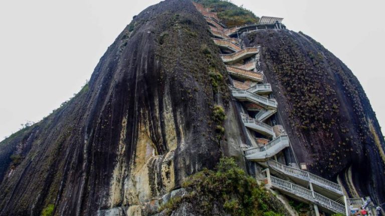 Un desprendimiento de tierra en sitio turístico deja 15 heridos