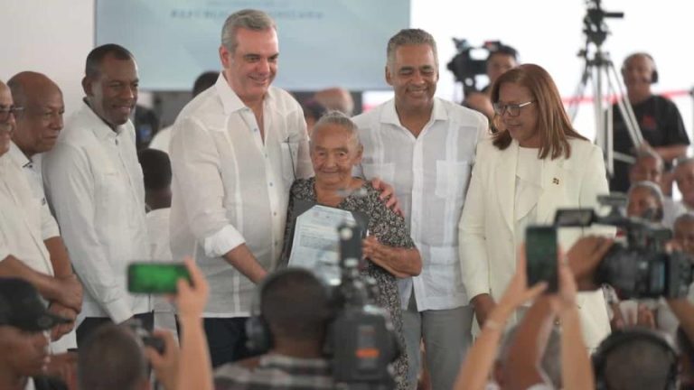 Presidente Abinader entrega 1,188 títulos de propiedad