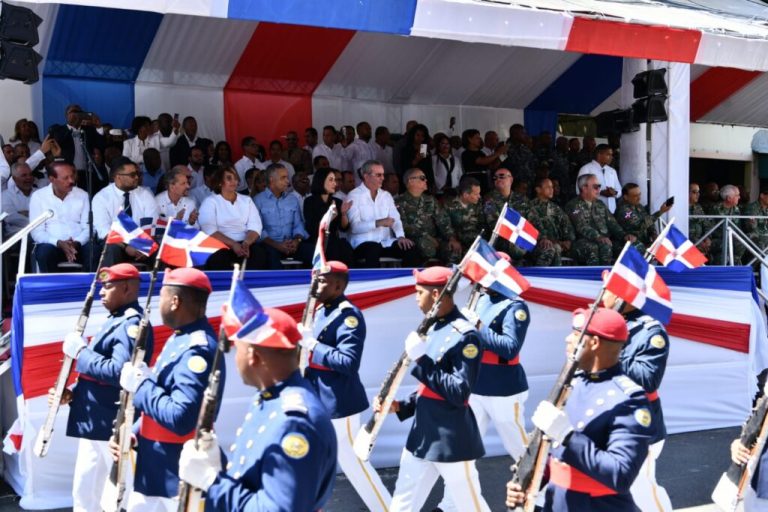 Abinader encabeza desfile cívico-militar