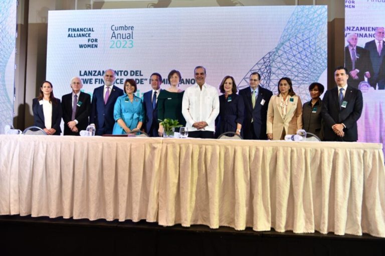 RD firma código financiero global para apoyar a las mujeres