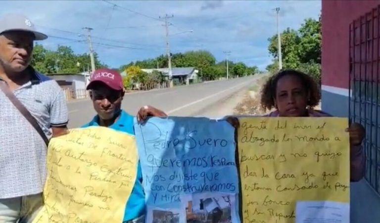 Familias desalojadas  marchan a pie hacia el Palacio Nacional