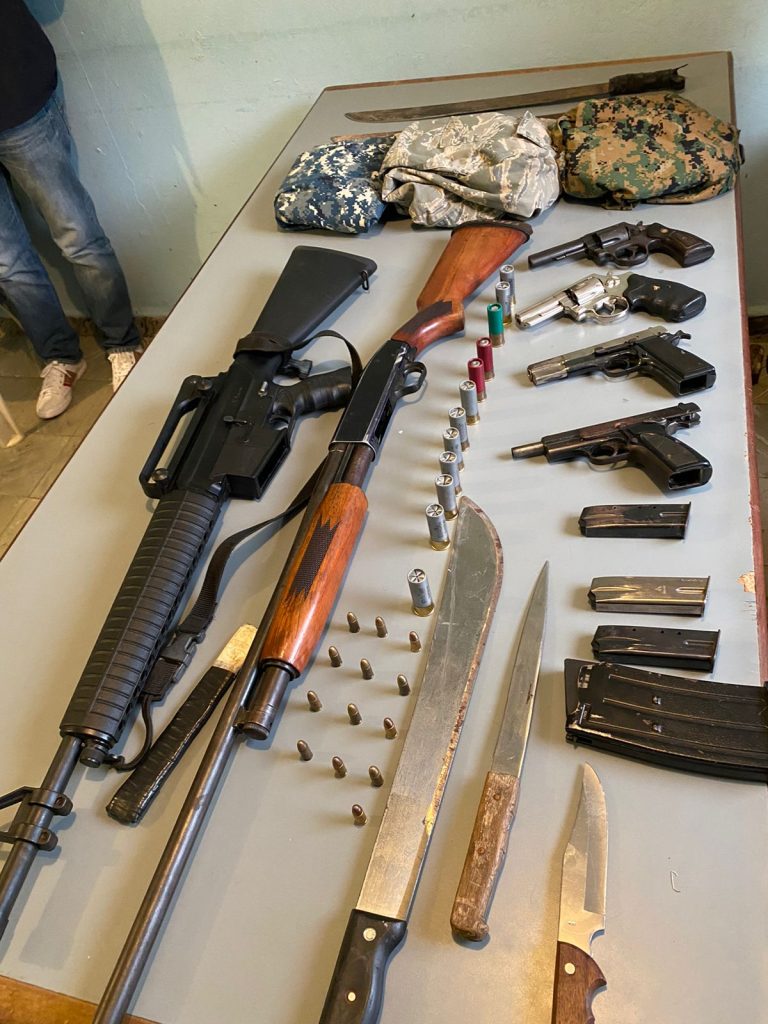 Ocupan armas, dinero y apresan dos sujetos tras allanamiento