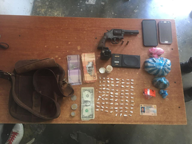 Desmantelan punto de venta de droga y ocupa arma de fuego